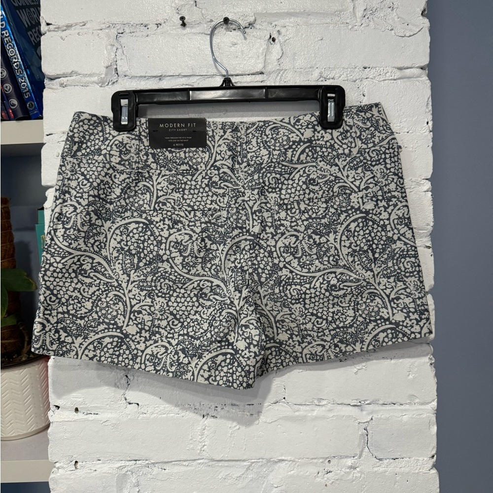 NWT - Ann Taylor - Modern Fit Shorts Size 6P‎